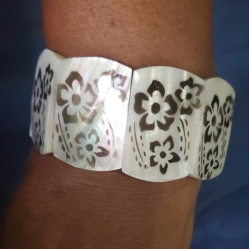 Mother of Pearl Flower Hand Carved Stretch Bracelet - Picture 3 of 10